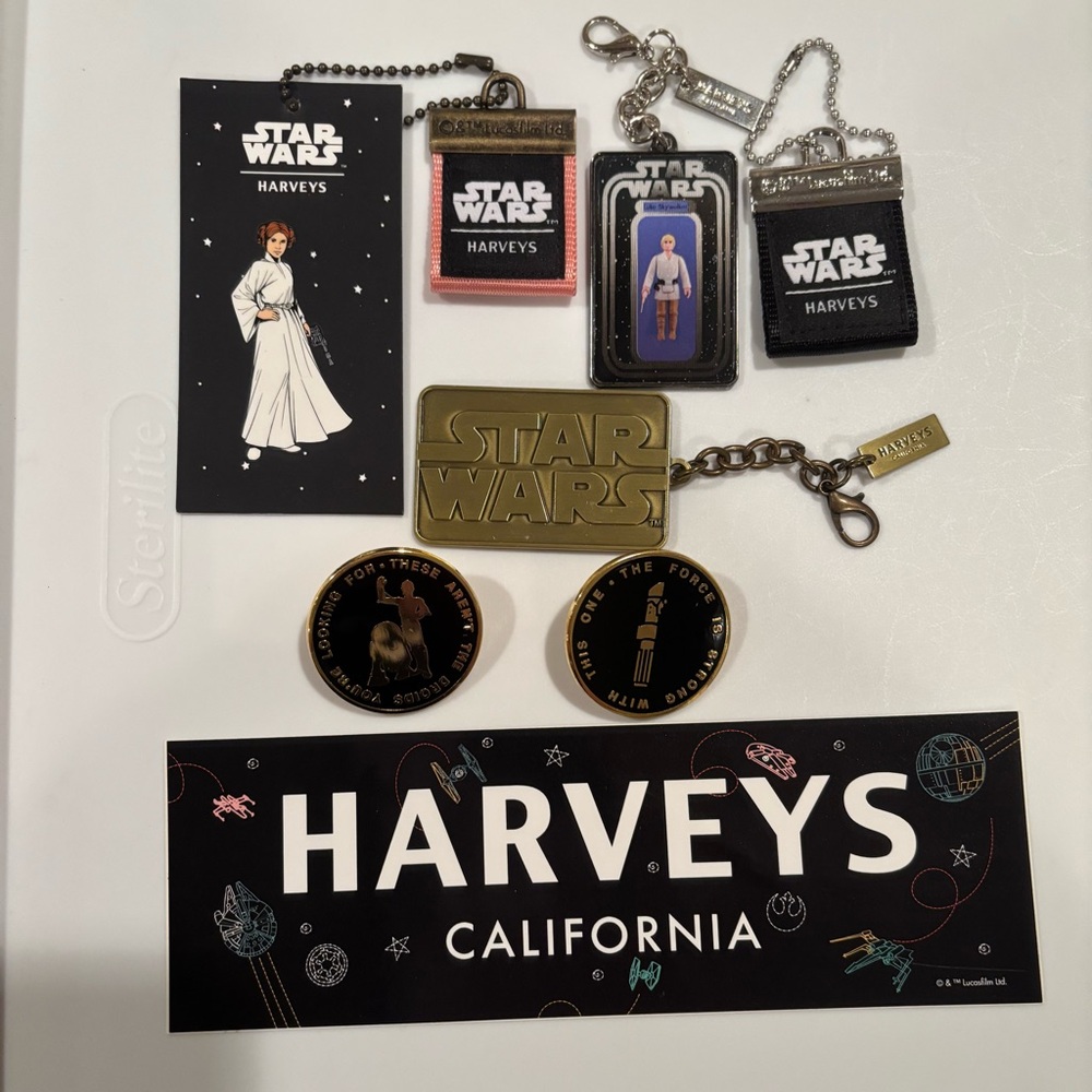 Harveys Seatbelt Star Wars: 2 bag charms, 2 hang tags, 2 RARE pins , 1 sticker